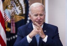 Biden recibe por sorpresa al ministro chino de Exteriores en la Casa Blanca Biden recibió al canciller chino cuando este visitó la Casa Blanca para entrevistarse con el consejero de Seguridad Nacional, Jake Sullivan.