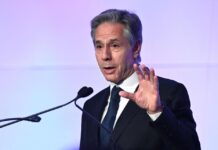 El secretario de Estado, Antony Blinken, pidió este sábado ayuda a su homólogo de China, Wang Yi, para evitar que otros países o grupos se involucren en la guerra entre Israel y las milicias palestinas de la Franja de Gaza, incluyendo el grupo Hamás.