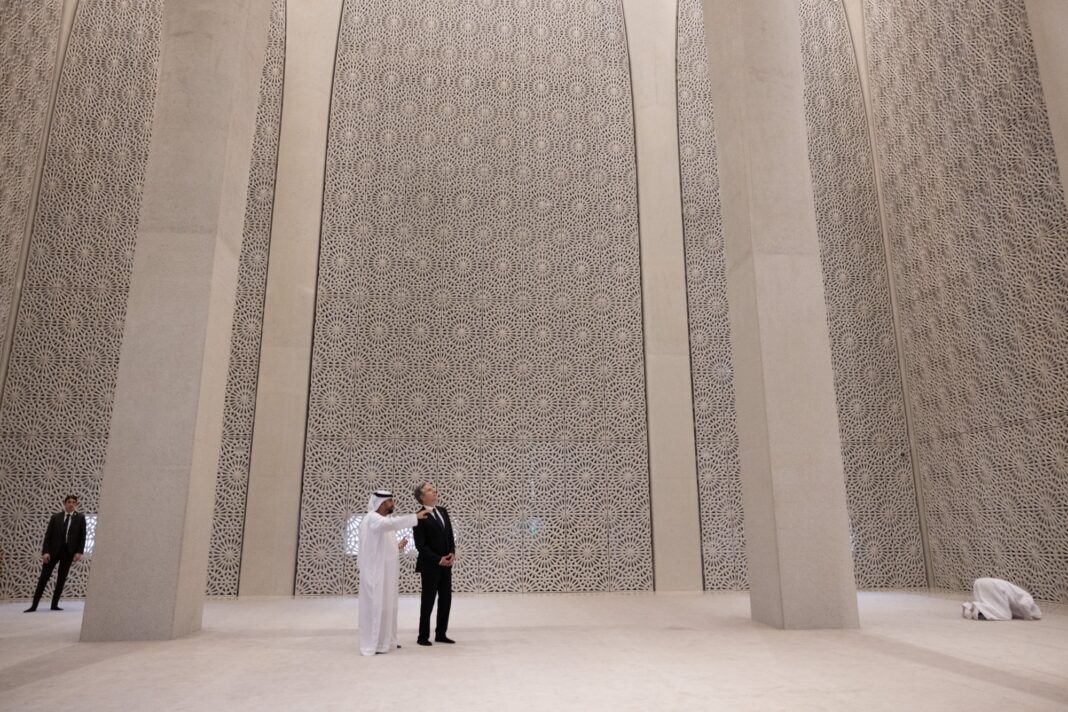 El secretario de Estado, Antony Blinken, se reunió hoy en Abu Dabi con el presidente de Emiratos Árabes Unidos (EAU), Mohamed bin Zayed, en el marco de una gira por Oriente Medio para manifestar el apoyo 