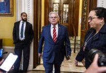 El senador Menéndez se declara no culpable de actuar como "agente extranjero" para Egipto Bob Menendez