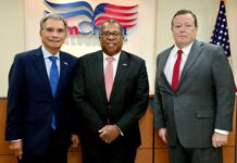 Brian Nichols y funcionarios de El Salvador.