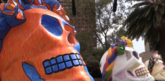 El pueblo de Atlixco, en el centro de México, instaló un "Valle de Catrinas", un recorrido con 10 figuras gigantes de estas calaveras especiales para la festividad mexicana del Día de Muertos.