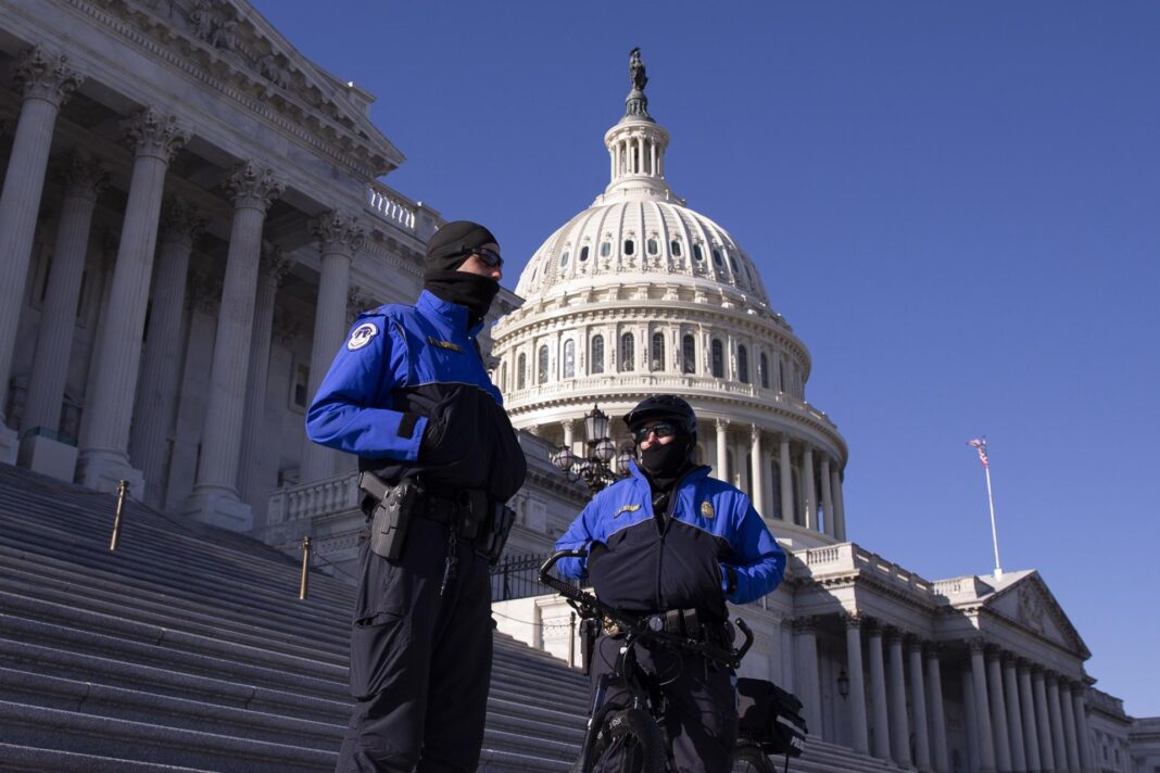 El Capitolio, edificio que alberga la Cámara de Representantes y el Senado del país, reforzó este viernes su seguridad ante el 