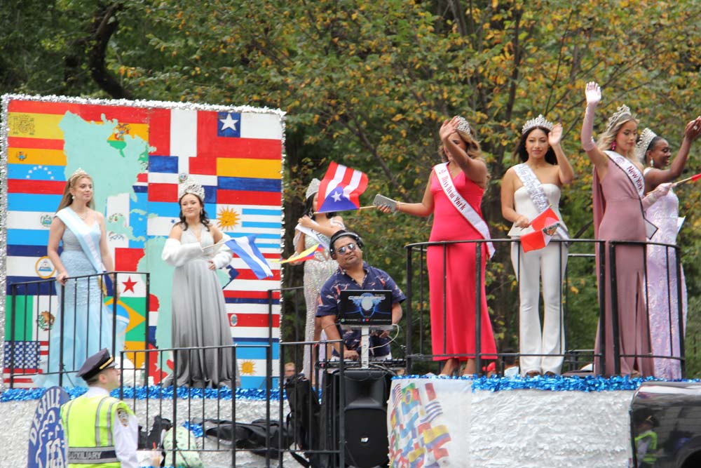 El carro aleg&oacute;rico oficial del Desfile de la Hispanidad con las hermosas y joviales reinas de la organizaci&oacute;n y las banderas de todos los pa&iacute;ses iberoamericanos fue el primero en inaugurar la celebraci&oacute;n.