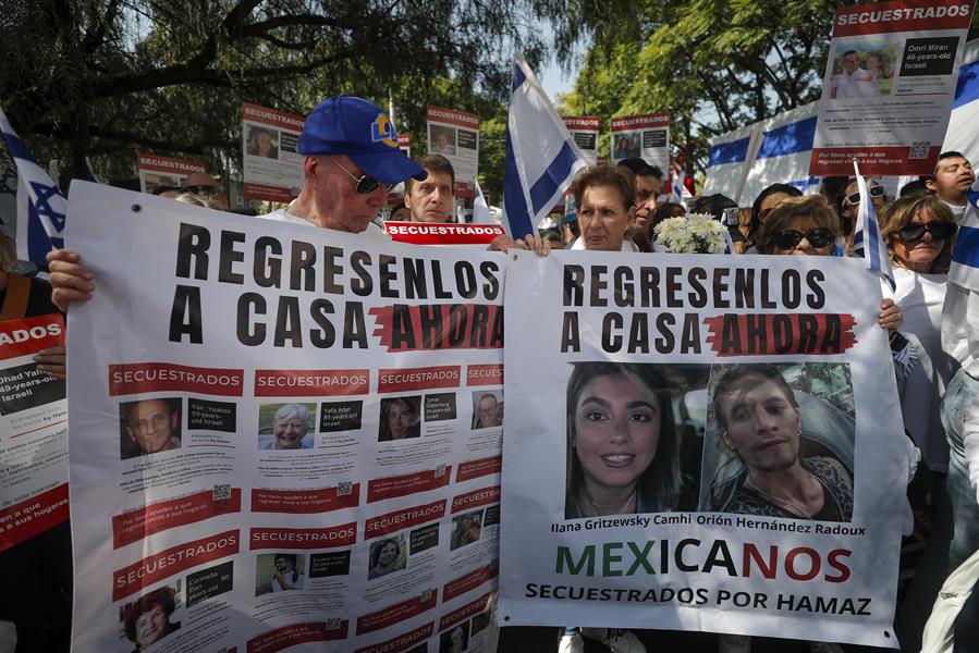 Cientos de manifestantes mexicanos pidieron este domingo que Hamás libere a los dos connacionales que el grupo tomó como rehenes (2)