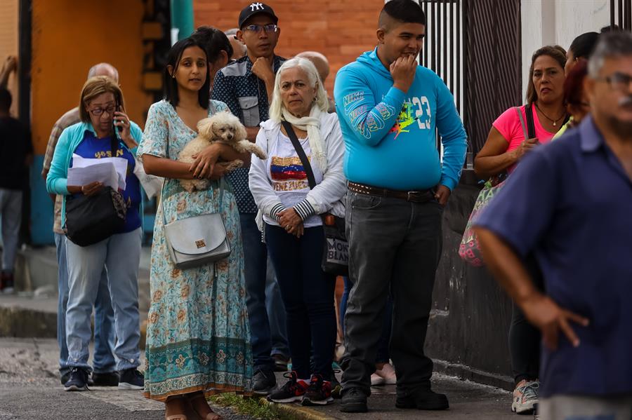 Ciudadanos asisten a votar en las elecciones primarias de la oposición hoy, en Caracas (1)