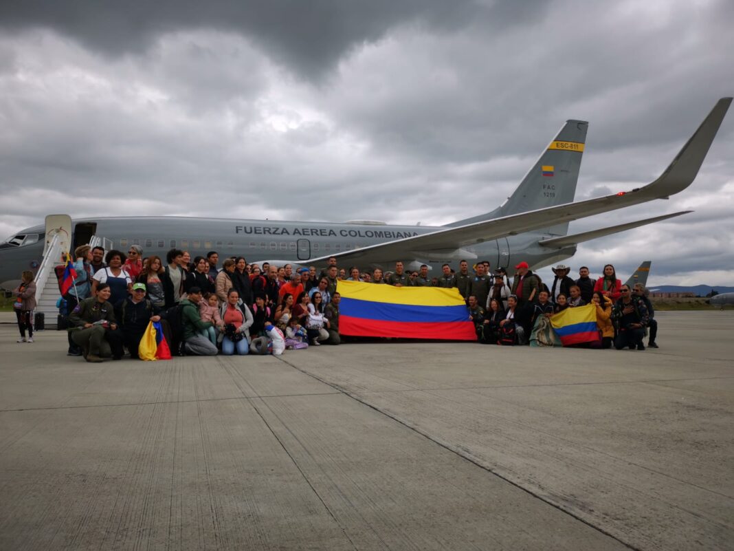 El segundo vuelo humanitario de las autoridades colombianas para trasladar a connacionales desde Israel aterrizó este sábado en Bogotá. Foto Cancillería de Colombia
