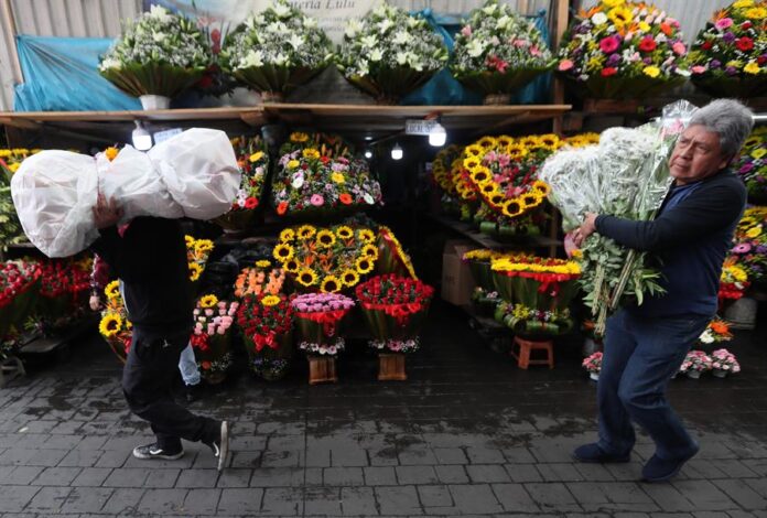 Comerciantes venden flores de cempasúchil previo a las festividades por el Día de Muertos (1)