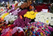 Comerciantes venden flores de cempasúchil previo a las festividades por el Día de Muertos