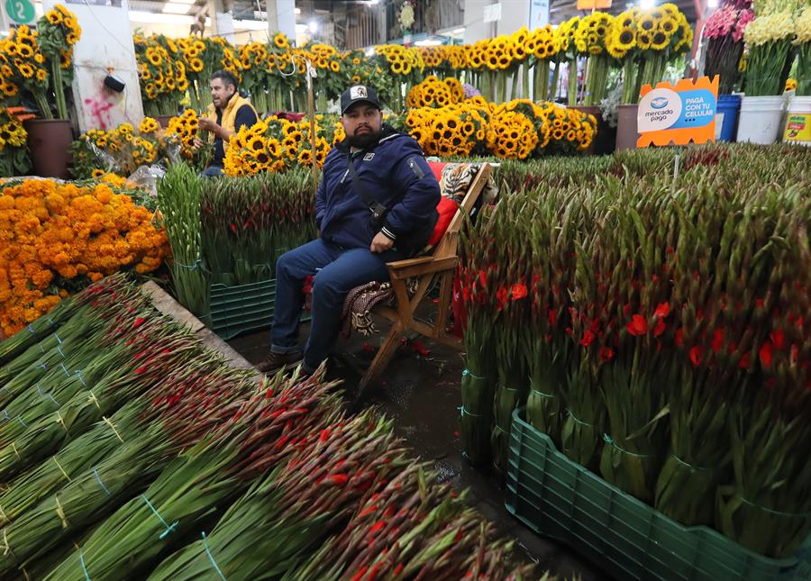 Comerciantes venden flores de cempas&uacute;chil previo a las festividades por el D&iacute;a de Muertos (3)