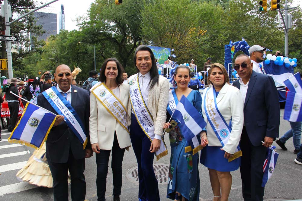 Una delegaci&oacute;n muy bien organizada fue la del Comit&eacute; C&iacute;vico Salvadore&ntilde;o de Nueva York, que se destac&oacute; por su orden, elegancia y alegr&iacute;a. Adem&aacute;s de su carro aleg&oacute;rico tuvo como invitados a reconocidas personalidades.
