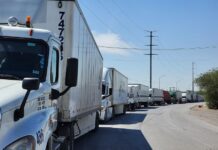 Conductores hacen fila hacia la aduana rumbo a Estados Unidos por el puente Internacional Zaragoza
