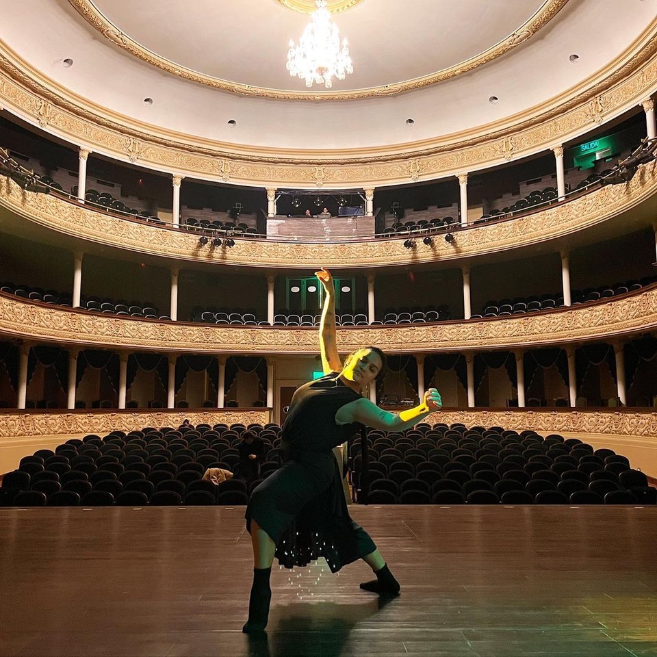 Darcourt comenzó desde muy pequeña en el baile, hasta que decidió seguir su pasión por la música.