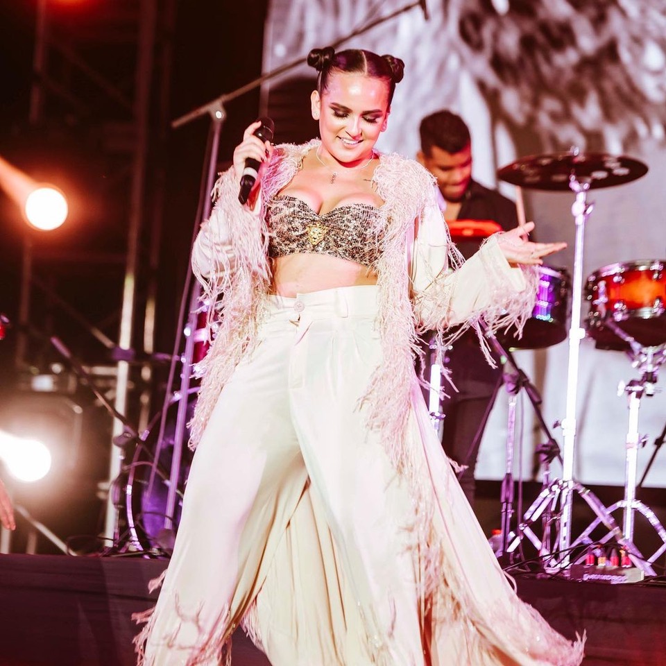 Darcourt sigue presentándose en vivo por todo Estados Unidos y Latinoamérica con sus canciones populares de “Esa Soy Yo” y música nueva.