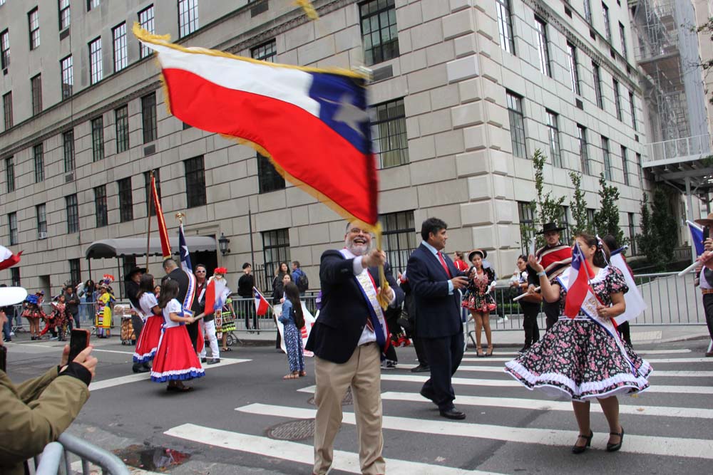 La delegaci&oacute;n chilena con representaciones de las diversas danzas, estuvo encabezada por su c&oacute;nsul general Hon. Mario Ignacio Artaza, quien con el pabell&oacute;n en mano no par&oacute; de demostrar su gran orgullo y alegr&iacute;a.