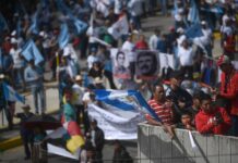 Miles de guatemaltecos celebran con esperanza el aniversario de su revolución de 1944 Miles de guatemaltecos conmemoraron este viernes el aniversario de la revolución ocurrida en el país centroamericano en 1944, que dio paso a un periodo de grandes avances sociales hasta 1954.