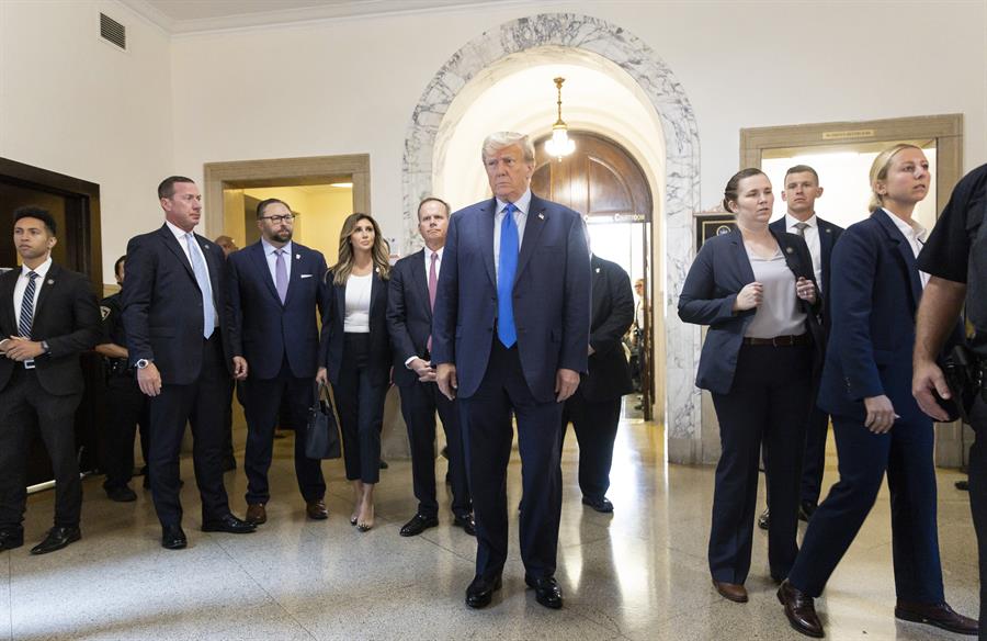 Donald J. Trump (8) Donald J. Trump