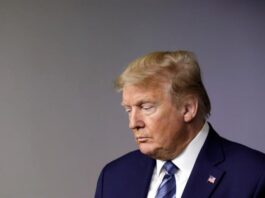 El expresidente Donald Trump se ha caído de la lista de la revista Forbes que agrupa a los 400 estadounidenses más ricos, ya que su fortuna se estima en 2.600 millones de dólares, lo que le sitúa 300 millones por debajo de la cifra de corte.