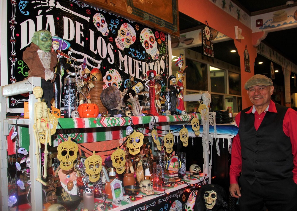 Alejandro Gonz&aacute;lez es un estudioso y asiduo lector de la filosof&iacute;a y cosmogon&iacute;a de las civilizaciones antiguas, particularmente de su natal M&eacute;xico, al que representa culturalmente desde hace varias d&eacute;cadas en Huntington, Nueva York.