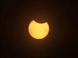 El eclipse anular que se podrá ver hoy en América, será apenas apreciable en Europa Hoy, sábado 14 de octubre, se producirá un eclipse solar anular que será visible en el oeste de los Estados Unidos, en algunos puntos de América Central y del Sur y, de manera residual en Europa, como en las islas canarias más occidentales (España), y en Cabo Verde.