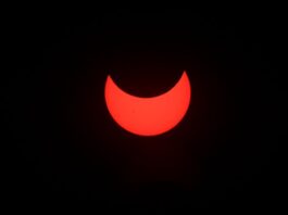 Un eclipse solar anular, que producirá un efecto llamado "anillo de fuego", inició este sábado su recorrido en la costa del noroeste de Estados Unidos, desde donde continuará por estados de este país, y partes de Centroamérica y de América del Sur.
