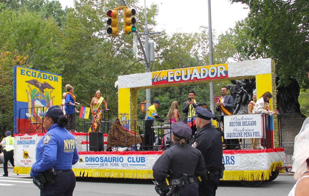 Ecuador tuvo varios grupos, delegaciones y carros aleg&oacute;ricos, entre ellos uno que ha participado en todos los Desfiles de la Hispanidad fue el del Club Dinosaurio, establecido en 1970 que tambi&eacute;n estuvo presente.