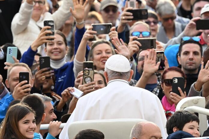 El Papa Francisco asiste para encabezar su audiencia general semanal en la Plaza de San Pedro del Vaticano El Papa Francisco