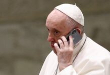 El Papa Francisco hablando por teléfono.