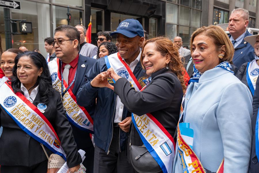 El alcalde de Nueva York, Eric Adams (c), posa con diferentes autoridades durante el desfile del D&iacute;a de la Hispanidad