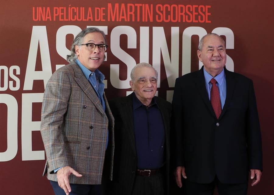 El director de fotografía mexicano Rodrigo Prieto, el cineasta estadounidense Martin Scorsese, y jefe principal de la Nación Osage, Chief Standing Bear El director de fotografía mexicano Rodrigo Prieto, el cineasta estadounidense Martin Scorsese, y jefe principal de la Nación Osage, Chief Standing Bear