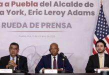 Alcalde de Nueva York dice en México que llegada de migrantes a "desbordado" a la ciudad El gobernador del estado de Puebla, Sergio Salomón Céspedes (i), el alcalde de Nueva York, Eric Adams (c) y el Secretario de Economía estatal Ermilio Barrera