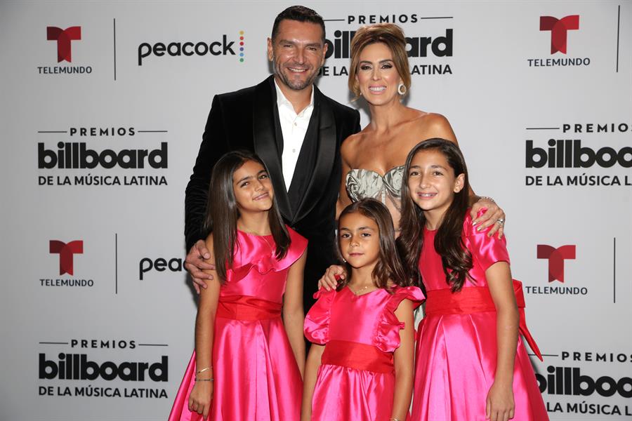 El hombre de negocios, Martín Fuentes, su esposa, la actriz y modelo Jacqueline Bracamontes y sus hijas