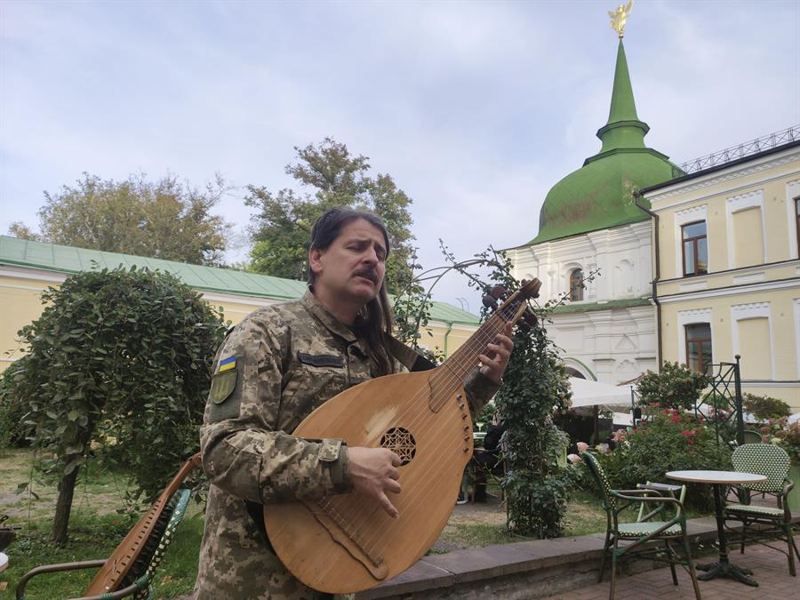 El músico y voluntario militar ucraniano Tarás Kompanichenko El músico y voluntario militar ucraniano Tarás Kompanichenko