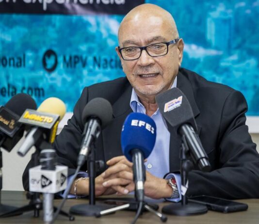 Antichavista cuestiona la "falta de información" sobre negociaciones de Venezuela y EE.UU. El precandidato presidencial antichavista Andrés Caleca.