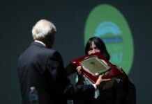 Premio internacional reconoce el intento de detener el maíz transgénico de EE.UU. en México El presidente de fundación Pax Natura, Randall Tolpinrud (i) entrega un reconocimiento a Mercedes López (d) ganadora del premio Pax Natura