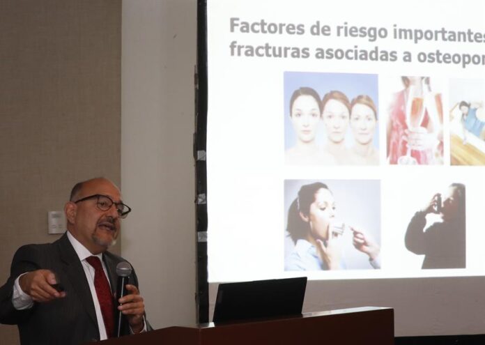El presidente de la Asociación Mexicana de Metabolismo Óseo y Mineral (AMMOM), Alejandro Vázquez Alanís El presidente de la Asociación Mexicana de Metabolismo Óseo y Mineral (AMMOM), Alejandro Vázquez Alanís