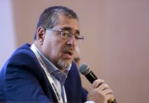 Presidente electo de Guatemala reitera que continúa el "golpe de Estado" en su contra El presidente electo de Guatemala, Bernardo Arévalo (2)