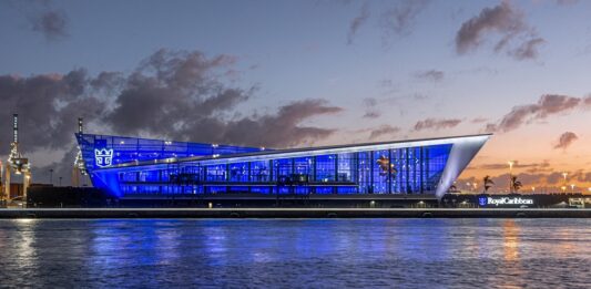 El puerto de Miami se ilumina de azul.