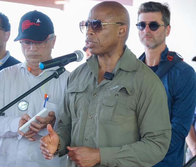 Visita del alcalde de Nueva York, Eric Adams, a Colombia 1. El alcalde de Nueva York, Eric Adams, aseguró este viernes en Quito que la crisis de la migración irregular es una amenaza global que debe ser enfrentada internacionalmente.
