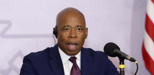 Nueva York ha visto un aumento significativo en la llegada de inmigrantes, lo que ha generado desafíos para las autoridades locales.