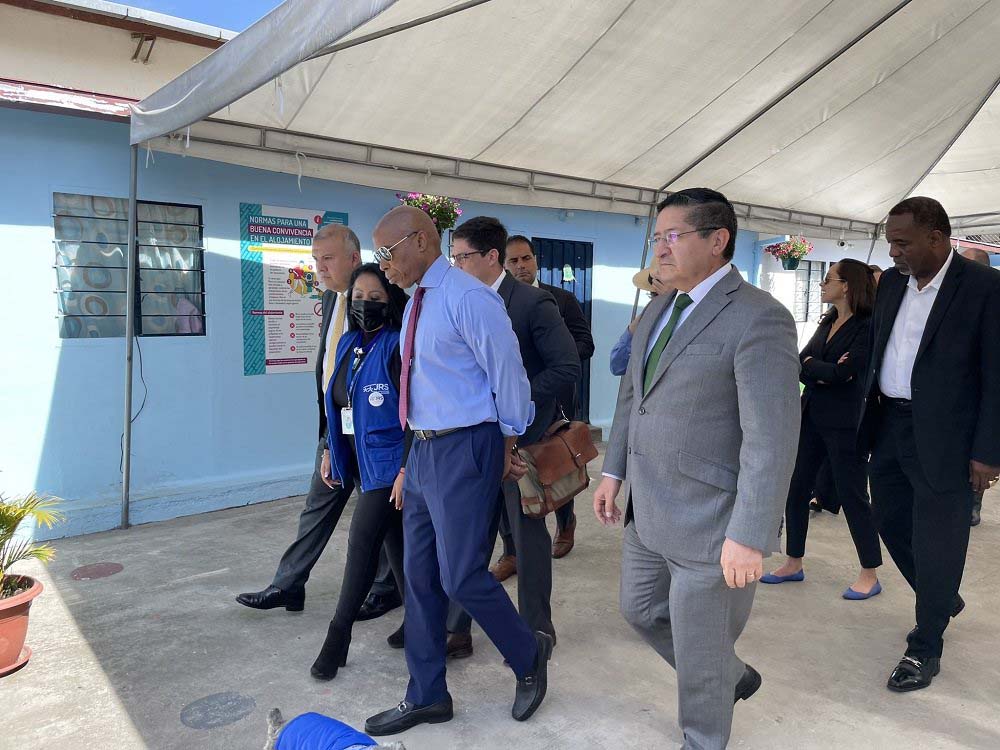 El alcalde de Nueva York, Eric Adams (c) recorre el Centro Histórico, en Quito, Ecuador.