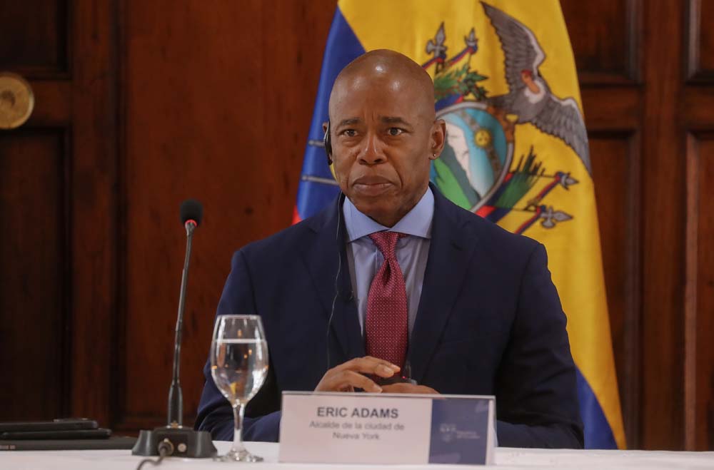 Este martes, en conferencia de prensa con los medios locales de Nueva York el alcalde dijo esto: “Cuando lo piensas... Sé que no te gusta admitirlo, pero sé que te pones de rodillas y rezas todas las noches para agradecer a Dios que Eric es el alcalde de nuestra ciudad.”