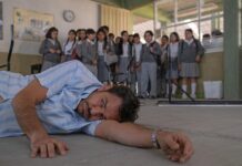 El actor mexicano Eugenio Derbez enseña y aprende en la película "Radical"