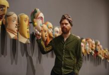 Una exposición de máscaras satiriza la época colonial en México Una treintena de máscaras que satirizan el estereotipo del hombre colonial son las protagonistas de la exposición “Memoria ciega”, del artista mexicano Mauricio Limón, que se inauguró este sábado en el Museo Cabañas de Guadalajara.