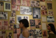 Una exposición "revive" la mirada moderna del fotógrafo mexicano Agustín Jiménez El manejo de la luz en los detalles y la intención de dar una mirada moderna a lo mexicano caracterizaron al fotógrafo Agustín Jiménez, considerado uno de los pioneros de la fotografía abstracta en México, afirmó este sábado a EFE Alejandro Cámara, curador de una exposición acerca del artista.
