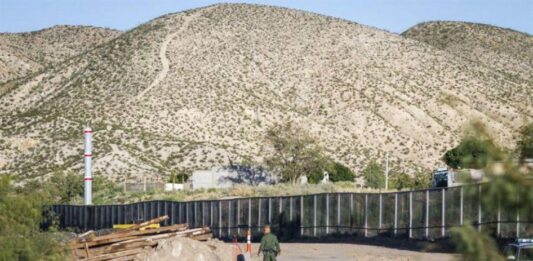 Grupos proinmigrantes de Florida tildan de "traición" de Biden refuerzo de muro con México.