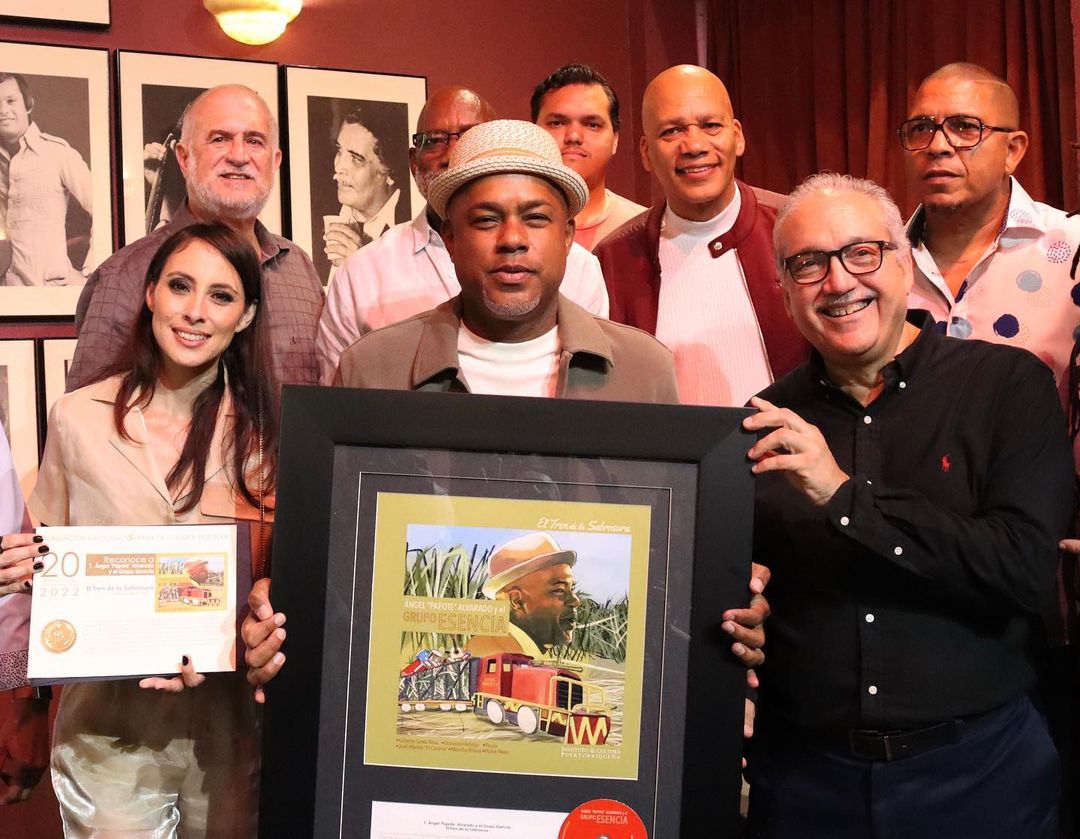 Esencia recientemente recibi&oacute; el premio &ldquo;Mejor &Aacute;lbum del A&ntilde;o&rdquo; de la Fundaci&oacute;n Nacional para La Cultura Popular por su &uacute;ltimo &aacute;lbum.