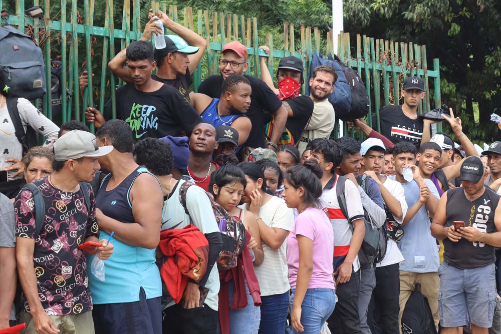 Migrantes derriban vallas en el sur de México para exigir regularización La organización Médicos Sin Fronteras (MSF) exigió este jueves soluciones inmediatas y coordinadas para la crisis humanitaria que afronta Latinoamérica ante la cumbre migratoria que convocó México para el próximo domingo con otros 11 países de la región.