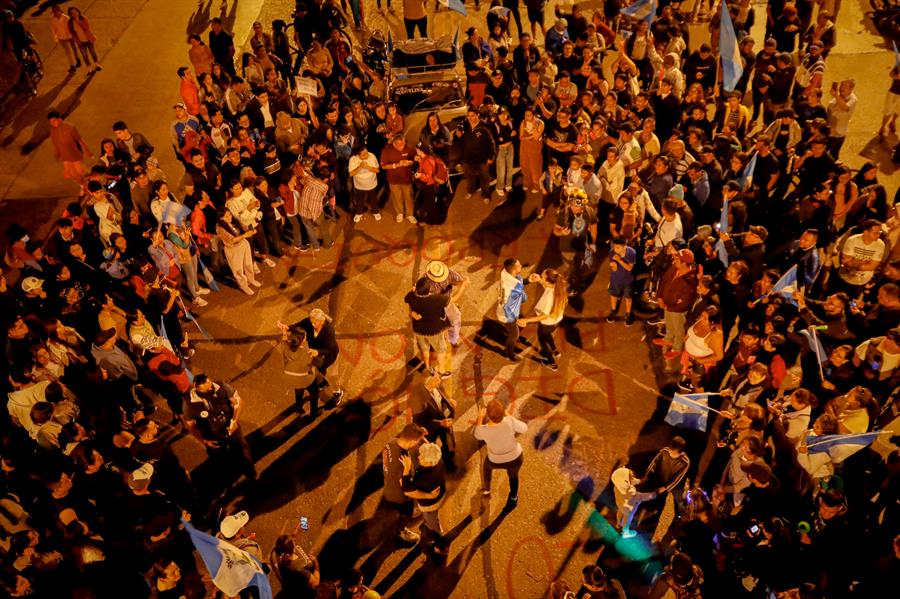 Guatemaltecos le ponen ritmo a sus manifestaciones En medio de las protestas más grandes de su historia reciente, los guatemaltecos le han puesto ritmo a sus manifestaciones y bloqueos de carreteras con música, canciones, bailes, clases de salsa y mucho ingenio.