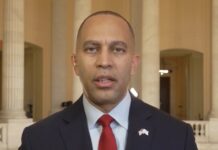 Los demócratas buscan una vía bipartidista para elegir al líder de la Cámara Baja El líder de la minoría demócrata en la Cámara Baja de Estados Unidos, Hakeem Jeffries, confió este martes en que se pueda llegar a una solución bipartidista para elegir al nuevo líder de ese hemiciclo, después de que la primera votación efectuada hoy fracasara.